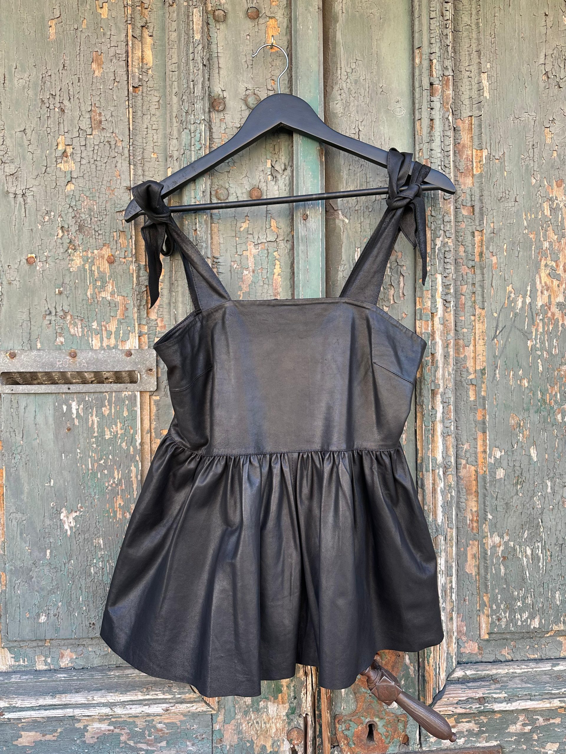 DEPECHE - Top negru din piele din piele de miel cu funde MA3543 - 40 EU